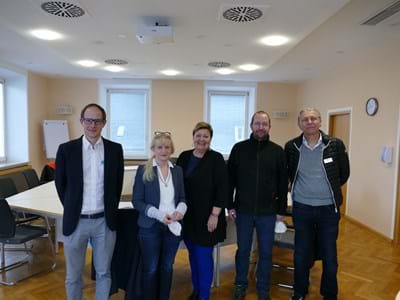 Spende Lions-Club Großzügige Spende vom Lions-Club (v.l.): Matthias Bechtold, Claudia Sam-Doess, Landrätin Andrea Jochner-Weiß, Dr. Bernhard Kann und Jürgen Wachtler