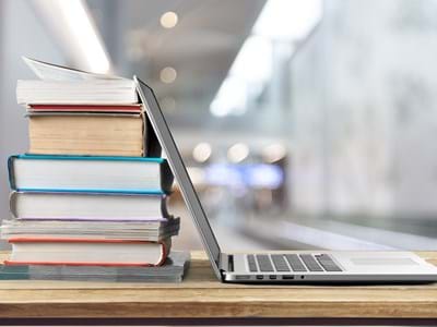 Bücher und Laptop Bücher und Laptop