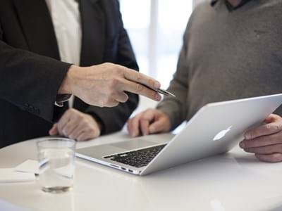 Berater und Expertensuche Zwei Personen am Laptop