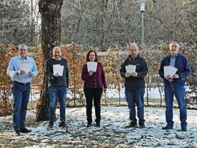 Neuauflage der Selbsthilfebroschüre Auf dem Foto von links: Thomas Koterba, Caritasverband für den Landkreis Weilheim-Schongau e.V., Bernhard Haydn, Kathrin Schwaller und Karsten Tröstrum vom Telezentrum Herzogsägmühle und Ronald Weber, Selbsthilfebüro des Gesundheitsamts im Landratsamt Weilheim-Schongau