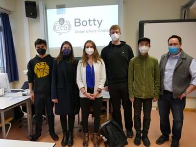 Evalution Botty Gymnasium Weilheim Betreuten die 11. Klasse des Weilheimer Gymnasiums bei der praktischen Erprobung von „Botty“ (v. li.): Die Studierenden Martin Möhle, Lena Sindel, Leonie Popken, Gereon Elvers, Delun Xu und Klassenlehrer Marcus Schiefer