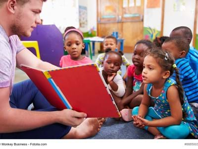 Sitzende Kinder beim Lernen