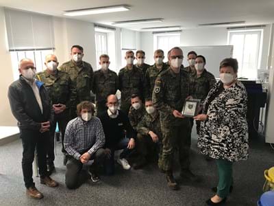 Verabschiedung Bundeswehr Verabschiedung der Bundeswehr-Amtshilfe: Hauptmann Endres (4.v.r.) überreicht Landrätin Andrea Jochner-Weiß (r.) die Plakette des IT-Bataillons 293 Murnau. Mit im Bild (v.li): Stefan Laubenbacher von der Personalabteilung im Landratsamt, Benedikt Wiedemann und Florian Seidler von der Sondereinheit Corona (vorne, knieend) sowie die Kameraden der Bundeswehr