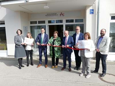 Gemeinsame Freude (v. li.): Stephanie Hör (Landratsamt), Lisa Jodl (Pflegestütz-punkt), Siegfried Gemander (AOK), Landrätin Andrea Jochner-Weiß, Bezirkstagspräsident Josef Mederer, Burkhard Hartmann (Alzheimer Gesellschaft), Claudia Altersberger ( Pflege-stützpunkt), Peter Steigenberger (Landratsamt)