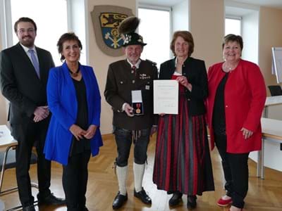 2022-04-07-Ehrung Sterff.JPG Bildtext:
Verleihung der Verdienstmedaille des Verdienstordens der BRD an Siegfried Sterff
Von links: Florian Kling, Vorschlaggeber, Angelika Flock stv. Bürgermeisterin Stadt Weilheim, Siegfried und Marianne Sterff, Andrea Jochner-Weiß, Landrätin
