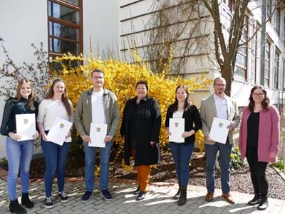 Ausbildungsabsolventen 2021 des Landratsamts Weilheim-Schongau Übergabe der Zeugnisse: (v.l.n.r.):Jana Holze, Lisa Schmid, Patrick Hoffmann, Landrätin An-drea Jochner-Weiß, Anna Zimmermann, Johannes Kamperschroer, Verena Steidl (Ausbildungsbeauftragte Landratsamt)