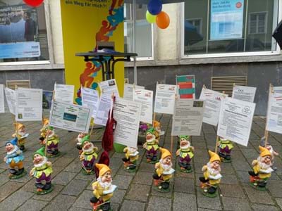 Gartenzwerge am Stand Gartenzwerge am Stand des Selbsthilfebüros mit Informationen der Selbsthilfegruppen