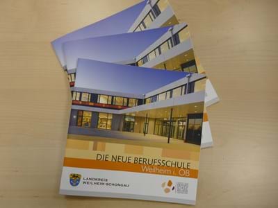 Broschüre zur neuen Staatlichen Berufsschule Weilheim verfügbar
Alle Infos zur Entstehung und Ausstattung der dualen Bildungseinrichtung