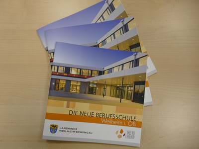 Berufsschulbroshüre Broschüre zur neuen Staatlichen Berufsschule Weilheim verfügbar
Alle Infos zur Entstehung und Ausstattung der dualen Bildungseinrichtung