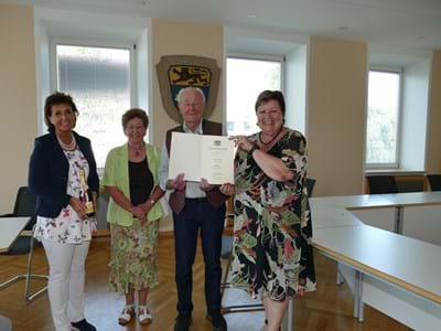 Ehrung Feldgeschworener Bildtext:
Verleihung der Ehrenurkunde an Peter Fürmann für seine Dienste als Feldgeschworener
Von links: Angelika Flock stv. Bürgermeisterin Stadt Weilheim, Rita und Peter Fürmann, Marnbach, Andrea Jochner-Weiß, Landrätin