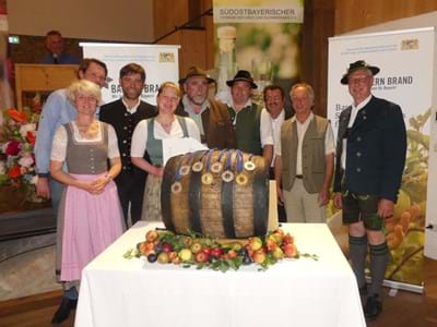 Sortenreiche Edelbrände Von links nach rechts: Eva Bichler-Öttl und Georg Loferer vom Projekt „Apfel-Birne-Berge“, Christian Stocker, Margot Westner, Georg Hartmannsegger, Thomas Hartmannsegger, Andreas Hau, Christian Steinbichler, Andreas Hoiß