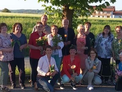 Gruppenfoto Selbsthilfe Mai´22 Selbsthilfegruppenleiter und -gruppenleiterinnen verabschieden Ronald Weber (letzte Reihe 2.v.links) in den wohlverdienten Ruhestand