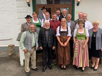 Gruppenbild Kommunale Ehrungen Bildtext: Wurden für langjährige Verdienste um die kommunale Selbstverwaltung geehrt: Gemeinderäte und Bürgermeister mit Landrätin Andrea Jochner-Weiß