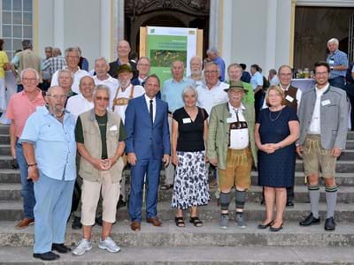Ehrenamt Naturschützer Bildtext: Diese Ehrenamtlichen aus dem Landkreis Weilheim-Schongau waren der Einladung zu dem Staatsempfang am 20.06.2022 gefolgt und hatten Gelegenheit zum Austausch mit Minister Thorsten Glauber.
Quelle: Staatsministerium München für Umwelt und Verbraucherschutz (PM Nr.86/22 des StMUV)