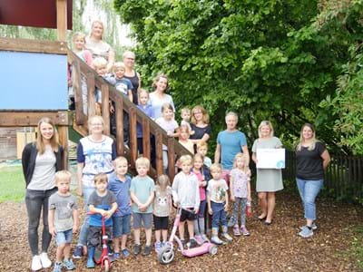 Kindergarten Radelwettbewerb St. Johann Peissenberg -Platz 1: Kindergarten St. Johann in Peißenberg (13.892,8 Kilometer): auf dem Bild Jana Krekeler, Gesundheitsregion Plus Weilheim-Schongau (links außen); teilnehmende Eltern und Kindergartenkinder; Tina Lang, Kindergartenleitung (rechts außen)
FOTO: Landratsamt