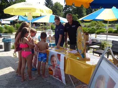 Bildtexte: Sorgen mit Spaß und Gewinnen bei Kindern für Aufklärung beim Thema Sonnen-schutz: Angelika Schelle und Wolfgang Tilgner vom Gesundheitsamt Weilheim