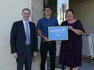 Bildtext:  
Stolz auf das erreichte Prädikat „Digitales Amt“ 
vl. Georg Leis, Geschäftsleiter, Martin Ziesch, Mitarbeiter IT, Andrea Jochner-Weiß, Landrätin 
FOTO: Landratsamt