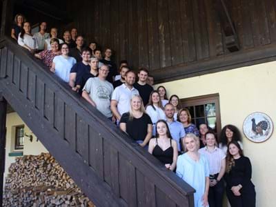GruppenfotoAzubi Akademie Bildtext: Strahlende Gesichter bei der Azubi-Akademie: 29 Auszubildende haben ihre Zu-satzqualifikation erfolgreich absolviert. Ganz rechts: Christiane Wurm von der Kreisentwick-lung
FOTO: Landratsamt