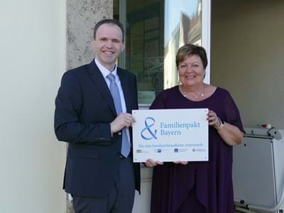 Familienpakt Bayern (1) Bildtext:
Stolz auf die Mitgliedschaft „Familienpakt Bayern“
vl. Georg Leis, Geschäftsleiter, Andrea Jochner-Weiß, Landrätin
FOTO: Landratsamt