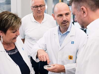 Firmenbesuch TQ Peiting Bildtext: Stefan Schneider erklärt technisch hoch komplexe Zusammenhänge; v.l. Landrätin Andrea Jochner-Weiß, Leiter TQ-Standort Peiting Friedrich Maier, Geschäftsführer TQ-Group Friedrich Maier und Bürgermeister von Peiting Peter Ostenrieder.
FOTO: TQ