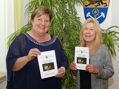 Leitfaden Häusliche Gewalt Landrätin Andrea Jochner-Weiß und Gleichstellungsbeauftragte Andrea Steidl