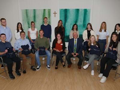 Ausbildungsbeginn im LRA 2022 Die Nachwuchskräfte des Ausbildungsjahrs 2022:
hinten von links nach rechts: Maximilian Pimiskern, Saphira Atlas, Barbara Marx, Elias Richter, Tamara Soeffker, Gina Blessing, Helena Amberg, Eva Stenzer, Ngoc Nhu Nguyen
vorne von links nach rechts: Harald Albrecht, Anton Sternkopf, Markus Vogt, Verena Steidl, Wolfgang Taffertshofer, Janine Angerhofer, Anna Dittel