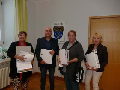 Unterschriftenübergabe Aktionsbündnis Vertreter des Aktionsbündnisses übergeben die Unterschriftlisten an die Landrätin
v.l. Landrätin, Andrea Jochner-Weiß, Stefan Konrad, Daniela Puzzovio, Regina Haug, alle von Aktionsbündnis