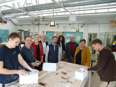 Handwerker Tour Schnupperten selbst ein wenig Werkstattluft: Landrätin Andrea Jochner-Weiß und die Orga-nisatoren der ENTDECKERTOUR Handwerk 2022