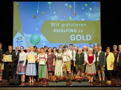 Huglfinger Delegation bei der Ehrung in Veitshochheim Huglfing (v.li.): Bürgermeister Markus Huber, Altbürgermeister Bernhard Kamhuber, Bürge-rinnen und Bürger, Landrätin Andrea Jochner-Weiß, Heike Grosser, Hubert Bittlmayer