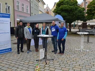 Informierten gemeinsam in Weilheim über das Thema Seelische Gesundheit (v.li.): Ingo Remesch (Gesundheitsamt), Petra Böck, Alina Rohmer und Veronika Schägger (alle Selbsthilfekontaktstelle), Tobias Nickl und Andrea van Wickeren (Tagesstätte Clubhaus Oase Weilheim, Diakonie Herzogsägmühle gGmbH)