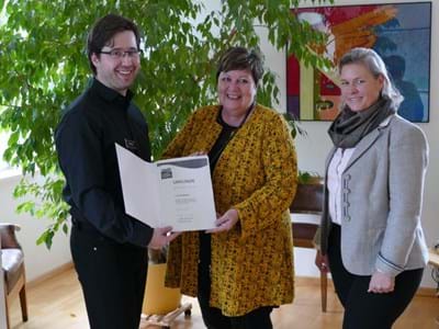Umwelt- und Klimapakturkunde an Hunger Bildtexte: Ein Schongauer Friseurbetrieb setzt sich für Klima und Umwelt (v.li) ein: Michael Hunger, Landrätin Andrea-Jochner-Weiß und Klimaschutzreferentin Veronika Schellhorn bei der Überreichung der Urkunde des Umwelt- und Klimapakts
