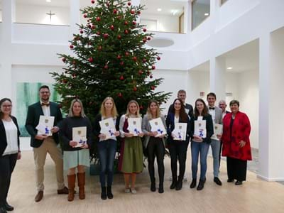 (v.li.): Verena Steidl (Ausbildungsbeauftragte), Kevin Daplander, Jessica Hofmann, Julia Hindelang, Maresa Kalischko, Carina Hargaßer, Katharina Helmschrott, Leon Brunn, Elisabeth Kees, Julian Sachs, Stefan Lauben-bacher (Leiter der Personalverwaltung) und Landrätin Andrea Jochner-Weiß