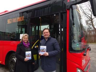 Fahrplanheft 2023 RVO Stellen das neue Fahrplanheft mit mehr Bustaktungen vor: Ralf Kreutzer (RVO), Veronika Schellhorn (Kreisentwicklung)