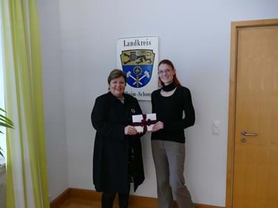 Spende statt Weihnachtskarten Freuten sich bei der Scheckübergabe über die Spende (v. li): Landrätin Andrea Jochner-Weiß und Janine Weigelt, Erste Vorsitzende des Tierschutzvereins Weilheim-Schongau e.V.
