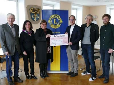 Gemeinsame Hilfe für bedürftige Familien und Kinder im Landkreis durch eine 5000 Euro-Spende vom Lions Club (v.li.): Wolfgang Jacobs mit Gattin Judith, Landrätin Andrea Jochner-Weiß, Lions Club-Vorstand Matthias Bechtold, Jugendamtschef Jürgen Wachtler und Ju-gendpfleger Wolfgang Herz