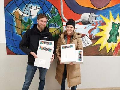Jugendbefragung Wollen mit Hilfe der Jugendbefragung 2023 wissen, wie es den Jugendlichen im Landkreis geht und was sie sich wünschen: Wolfgang Herz und Christina Bernhard von der Kommuna-len Jugendarbeit (KoJa)