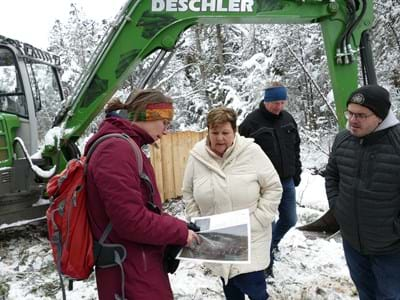 Die Arbeiten zu Moorrenaturierung wurden bei dem Ortstermin aufmerksam unter anderem von Landrätin Andrea Jochner-Weiß, verfolgt