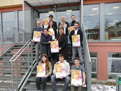 Begeisterung über den neuen Ausbildungskompass: Landrätin Andrea Jochner-Weiß mit al-len Partnern bei der Präsentation an der Mittelschule Weilheim