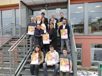 Vorstellung Ausbildungskompass Begeisterung über den neuen Ausbildungskompass: Landrätin Andrea Jochner-Weiß mit al-len Partnern bei der Präsentation an der Mittelschule Weilheim