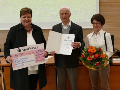 Freute sich über den Umweltpreis des Landkreises Weilheim-Schongau 2022: Georg Schilcher aus Wildsteig zusammen mit Ehefrau Sophie und Landrätin Andrea Jochner-Weiß bei der Verleihung