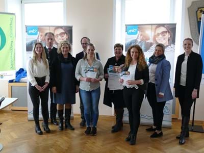 MiO Vorstellung Bildtext: Schon sechs Arbeitgeber bieten künftig die Mitfahrplattform MiO an (v. li.): Jasmin Kugler, Stefan Richter (beide Krankenhaus GmbH), Barbara Christ (Bauer Unternehmensgruppe), Matthias Bechtold (Firma Bechtold), Franziska Sendl (Biomichl), Landrätin Andrea Jochner-Weiß, Jenny Christiani (Sparkasse Oberland), Veronika Schellhorn (Landratsamt) und Carolin Kriegisch (Sparkasse Oberland)