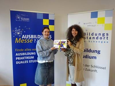 Gewinnerin Ausbildungsmesse Bildtext: Glückliche Gewinnerin: Anette Hain hat bei der Ausstellungsmesse das Tablet ge-wonnen. Überreicht wurde es ihr durch Christiane Wurm von der Kreisentwicklung.