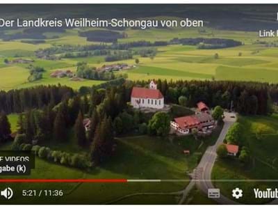 Führt die Zuschauer auf eine Flugreise durch den Landkreis Weilheim-Schongau: der prä-mierte Film zum 50. Geburtstag