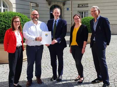 Kooperation des Landratsamts mit der FOM Hochschule München Dr. Nora Schmidt (Landratsamt Weilheim-Schongau), Oliver Dorn (Geschäftsleiter der Münchner FOM Hochschule), Georg Leis, Verena Steidl und Jürgen Wachtler (Landratsamt Weilheim-Schongau)