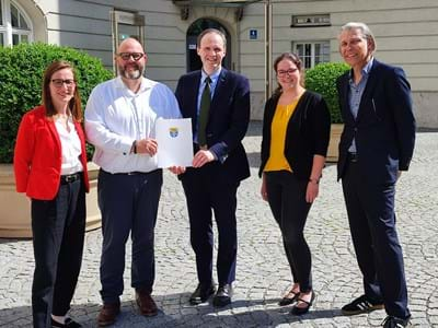 Dr. Nora Schmidt (Landratsamt Weilheim-Schongau), Oliver Dorn (Geschäftsleiter der Münchner FOM Hochschule), Georg Leis, Verena Steidl und Jürgen Wachtler (Landratsamt Weilheim-Schongau)