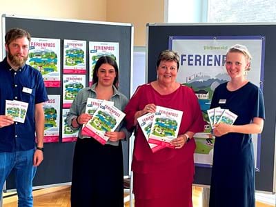 Ferienpass 2023 Freuten sich über den neuen Ferienpass (v. li.): Wolfgang Herz, Lisa Schumacher und Chris-tina Bernhard (Kommunale Jugendarbeit) mit Landrätin Andrea Jochner-Weiß