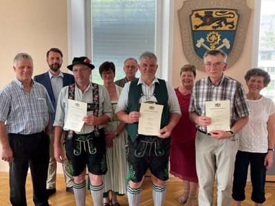 Ehrung Feldgeschworener (1) Geehrt für die Verdienste als 25 Jahre Feldgeschworene (v. li.): Johann Schweiger aus Iffel-dorf, Tobias Berchtold aus Wildsteig und Peter Herz aus Hohenfurch mit Landrätin Andrea Jochner-Weiß