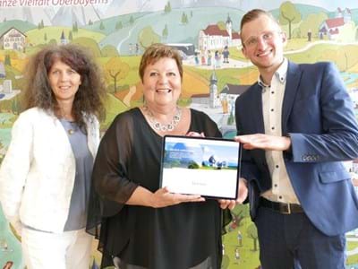 Businesswebsite für Jobbewerber Freuten sich über das hohe Interesse am Landkreis Weilheim-Schongau auf dem neuen Businessportal: Christiane Wurm (Kreisentwicklung), Landrätin Andrea Jochner-Weiß, Yannick Schäfer (Neomedia-Verlag)