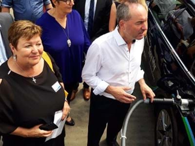 Wassterstoffantkstelle Praxisnahe Vorführung der mobilen Wasserstofftankstelle: Zur Vorführung agierte Staatsmi-nister Hubert Aiwanger – links daneben Landrätin Andrea Jochner-Weiß – testweise als „Tankwart“