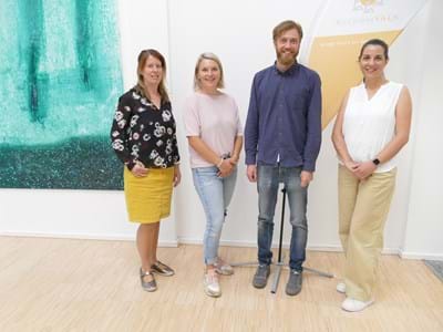 Elterntalk-Kroenauer Freuen sich über Jana Krönauer (2.v.li), die neue ELTERNTALK-Regionalbeauftragte für den Raum Penzberg: die Standortpartner Marie Spale (li.) und Wolfgang Herz (beide Landratsamt Weilheim-Schongau) und Penelope Zunic (re., Fachreferentin bei Aktion Jugendschutz). Nicht im Bild: Gabriele Jocher, Regionalbeauftragte im Raum Schongau